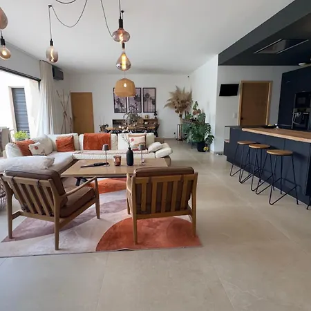Moderne Dans Le Golfe De Saint Tropez, A 2 Km De La
