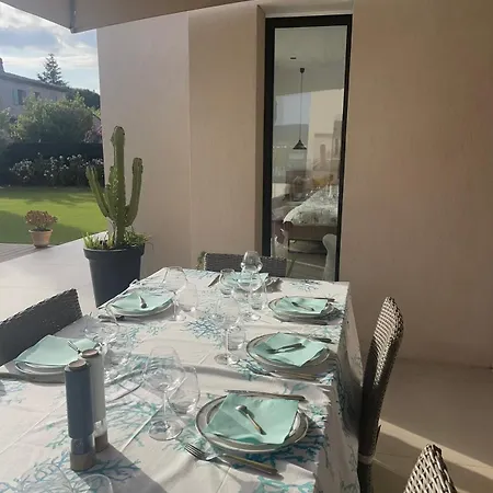 Moderne Dans Le Golfe De Saint Tropez, A 2 Km De La