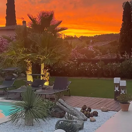 Villa Moderne Dans Le Golfe De Saint Tropez, A 2 Km De La *