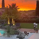 Villa Moderne Dans Le Golfe De Saint Tropez, A 2 Km De La *