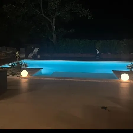 Moderne Dans Le Golfe De Saint Tropez, A 2 Km De La