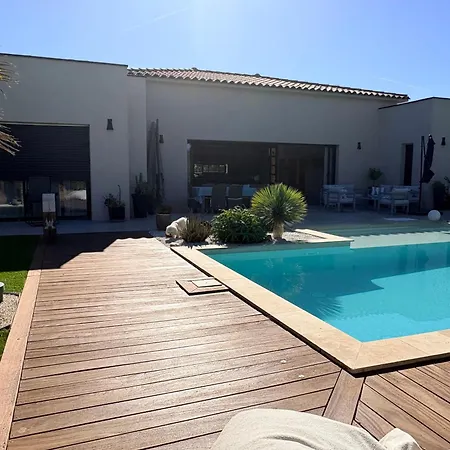 Villa Moderne Dans Le Golfe De Saint Tropez, A 2 Km De La *