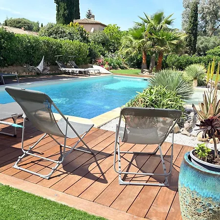 Moderne Dans Le Golfe De Saint Tropez, A 2 Km De La