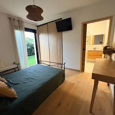 Villa Moderne Dans Le Golfe De Saint Tropez, à 2 Km De La *