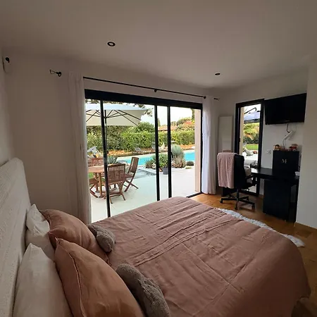 Moderne Dans Le Golfe De Saint Tropez, A 2 Km De La فيلة غريمو