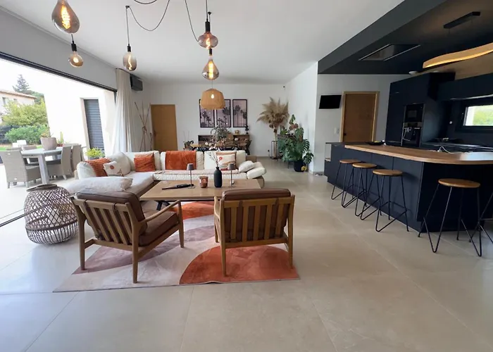 Moderne Dans Le Golfe De Saint Tropez, A 2 Km De La
