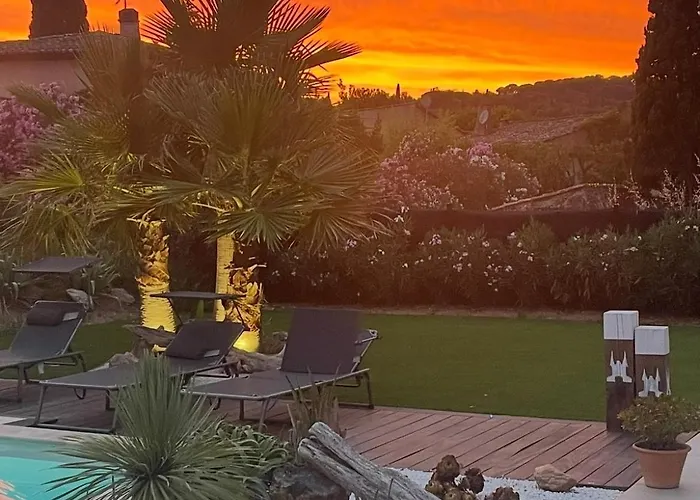 Villa Moderne Dans Le Golfe De Saint Tropez, A 2 Km De La *